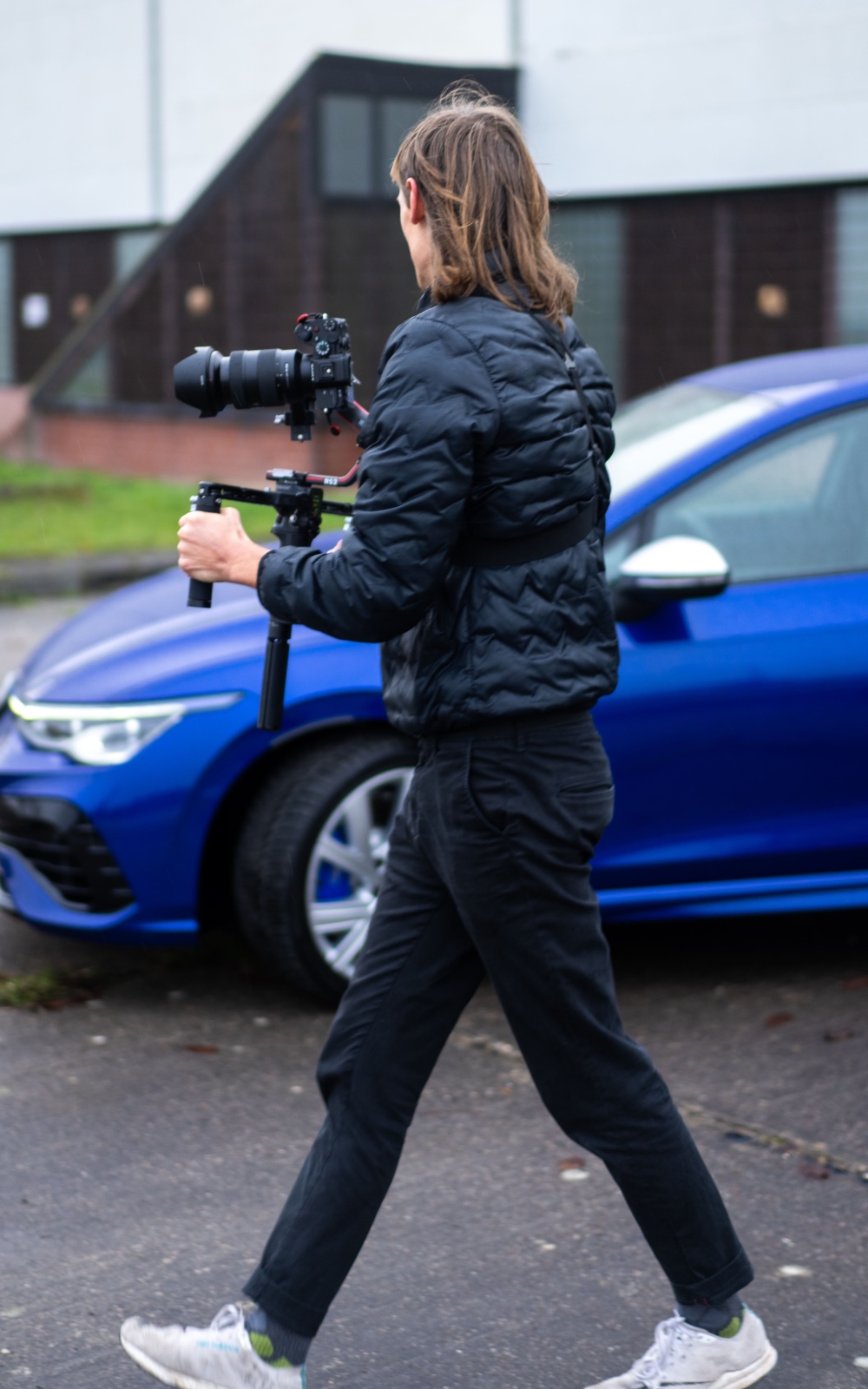 Max hat eine Kamera in der Hand und filmt gerade ein Auto 